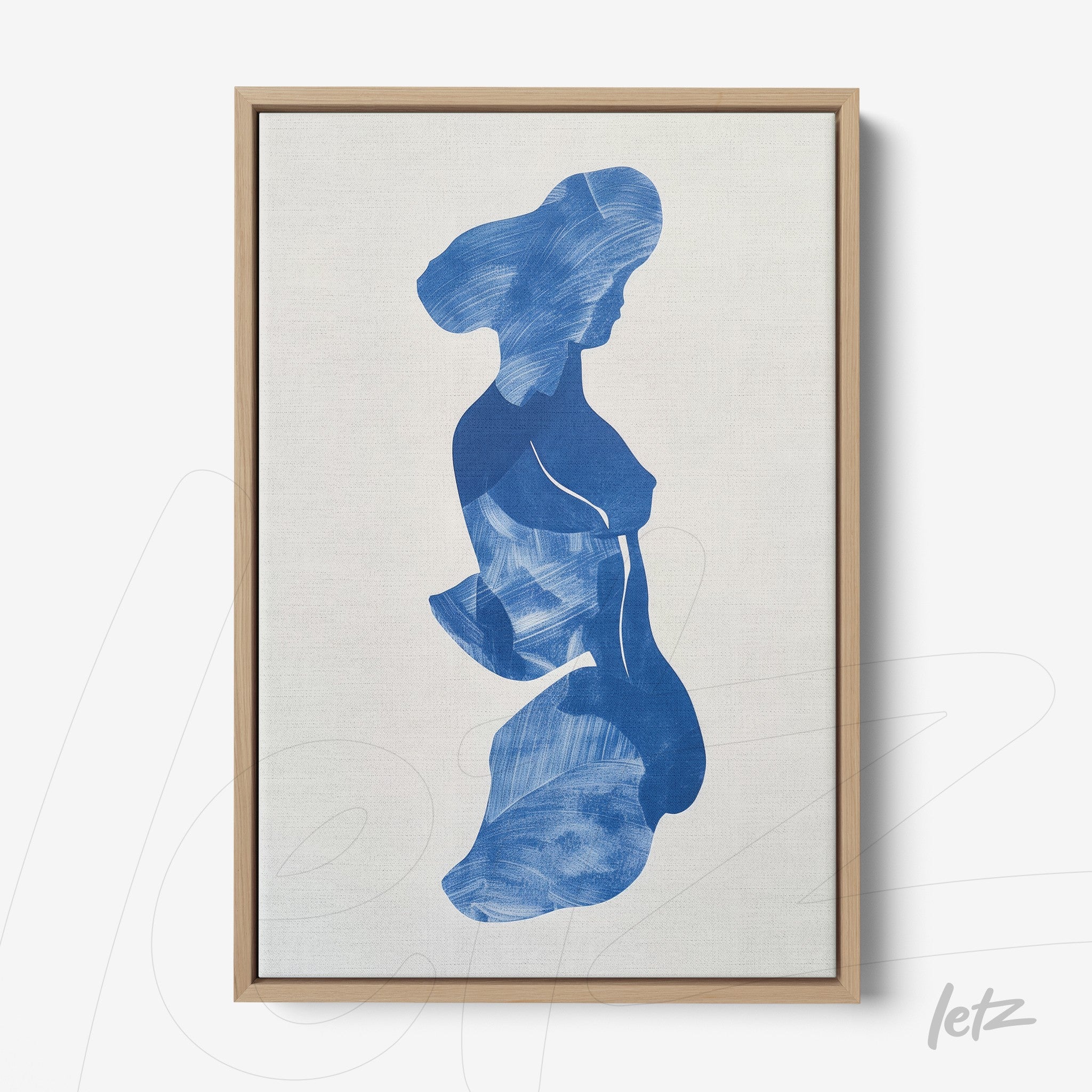 quadro com arte abstrata em azul representando a silhueta de uma mulher em moldura de madeira clara