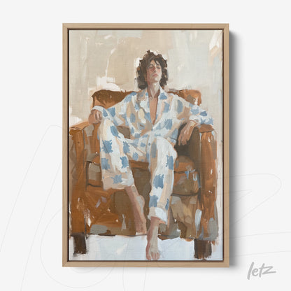 quadro com arte retratando homem relaxando em sofá marrom, vestindo pijama com padrão azul, moldura clara