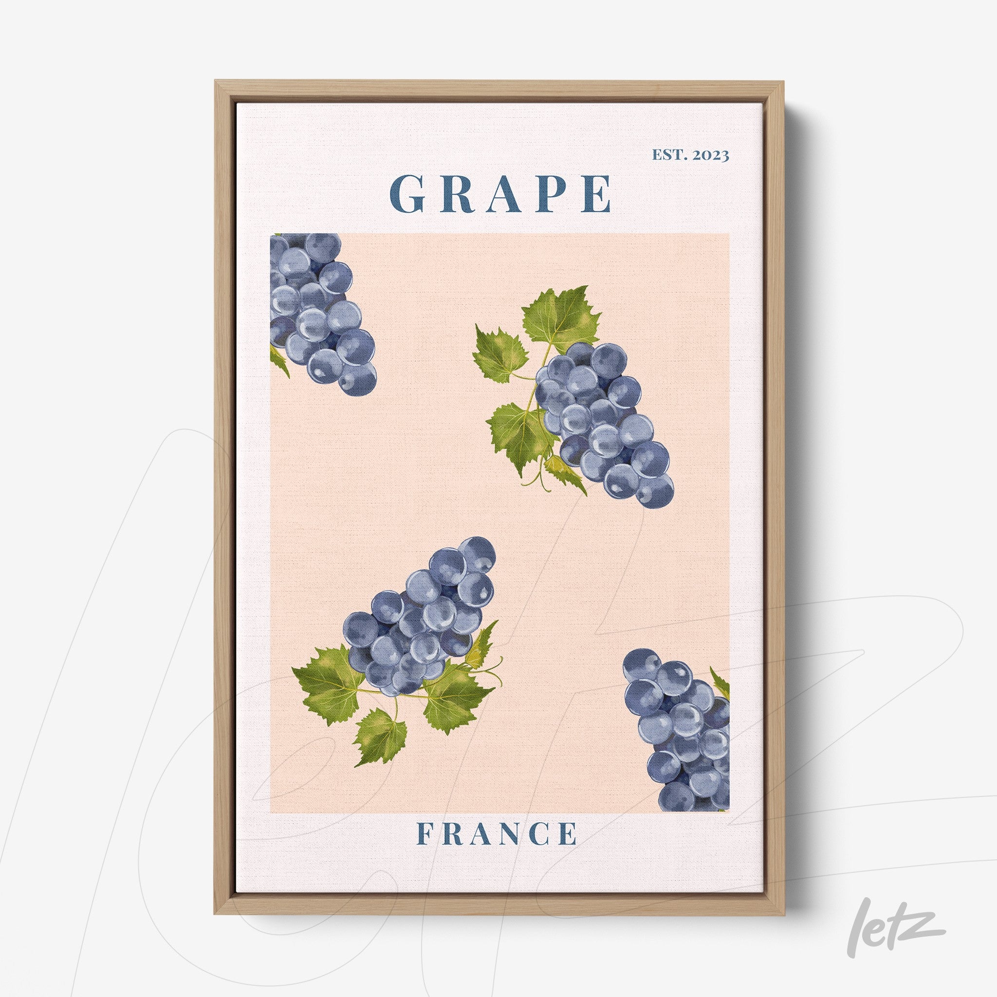 quadro com arte digital de uvas azuis sobre fundo rosa, moldura de madeira clara