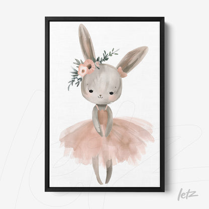 quadro com arte infantil de coelho usando tutú rosa e flor na orelha em moldura preta