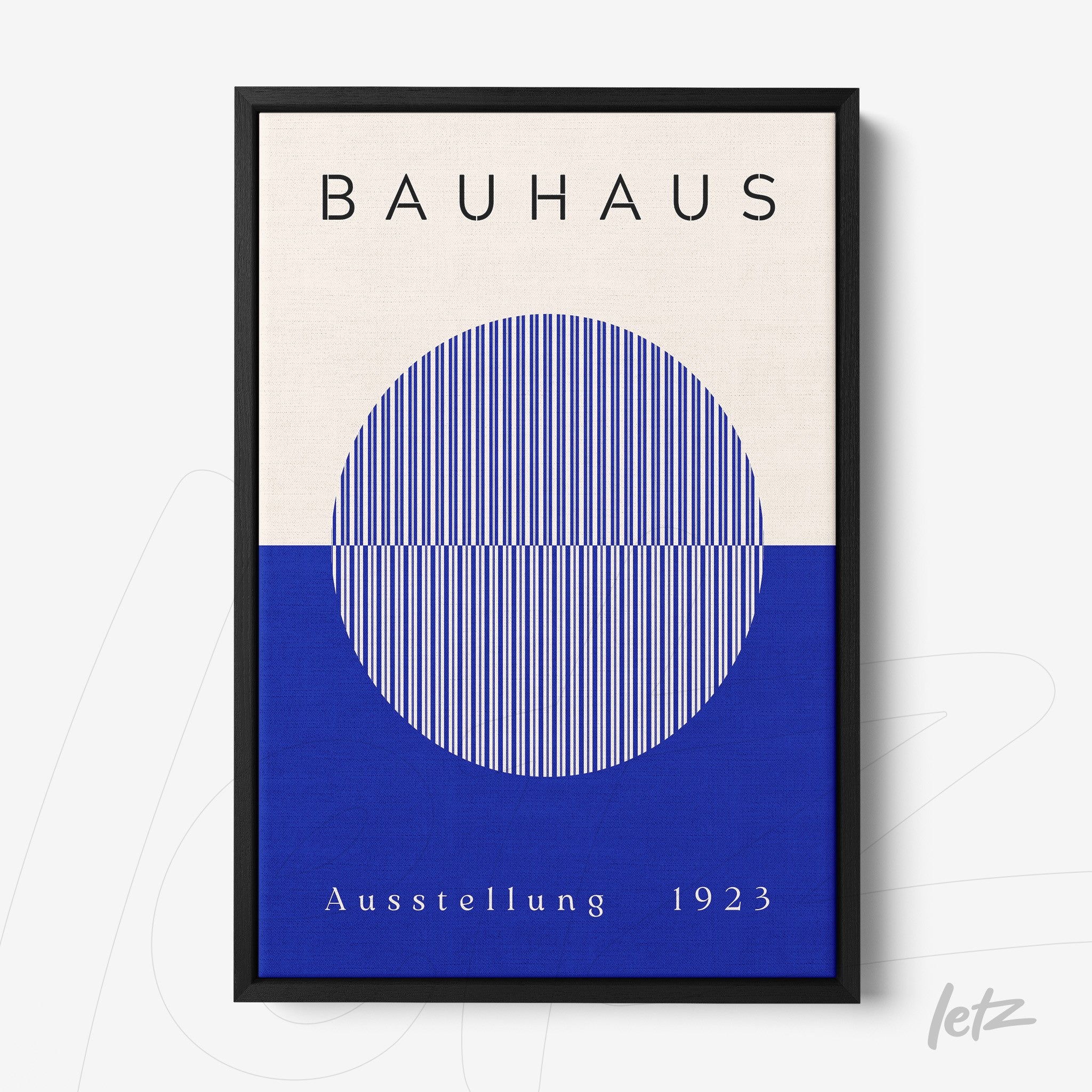quadro inspirado no movimento Bauhaus de 1923 com formas geométricas em azul e moldura preta