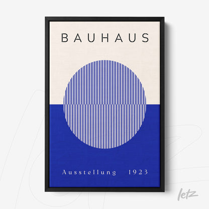 quadro inspirado no movimento Bauhaus de 1923 com formas geométricas em azul e moldura preta