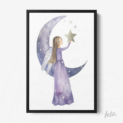 quadro com arte aquarelada de uma menina com asas de anjo segurando uma estrela em um grande arco lunar