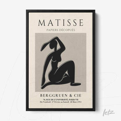 quadro com arte em preto e branco retratando figura feminina em pose estilizada, moldura preta e fundo neutro