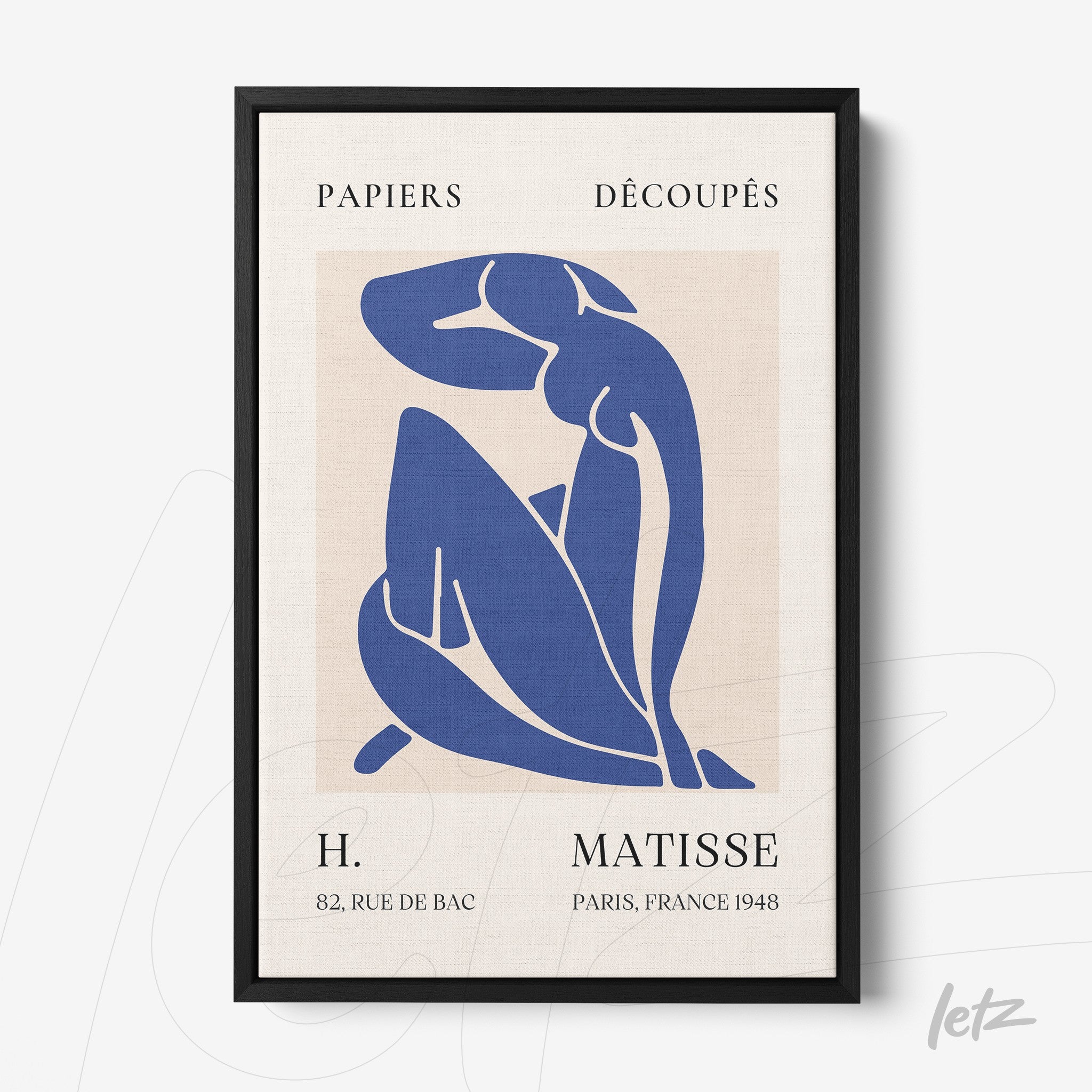 quadro com arte contemporânea de figura humana em azul sobre fundo claro em moldura preta