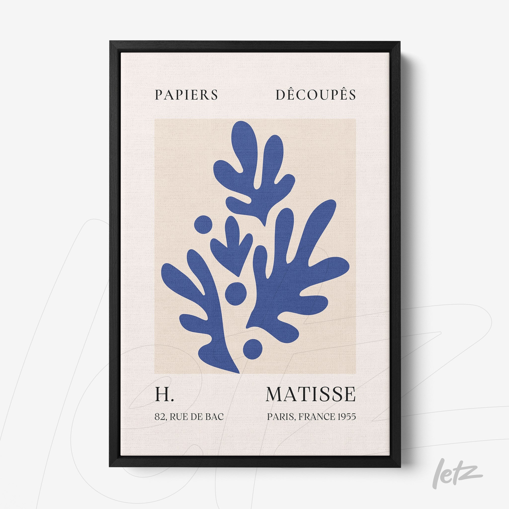 quadro com arte decorativa de formas organicas em tons de azul e fundo neutro, moldura preta fina