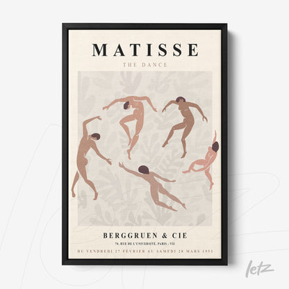 quadro com arte estilizada de dança em tons terrosos, apresentando figuras em movimento sobre fundo neutro com folha discreta, sob moldura preta