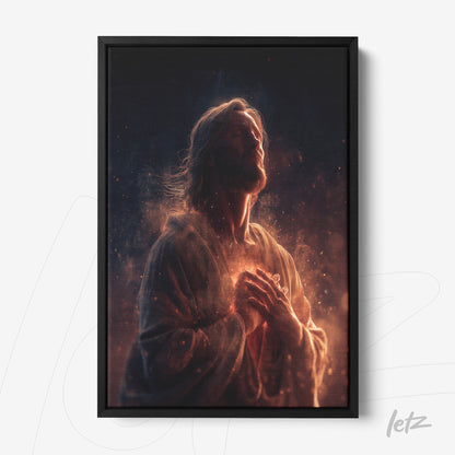 quadro com arte religiosa de Jesus em um ambiente iluminado por luz suave em moldura preta
