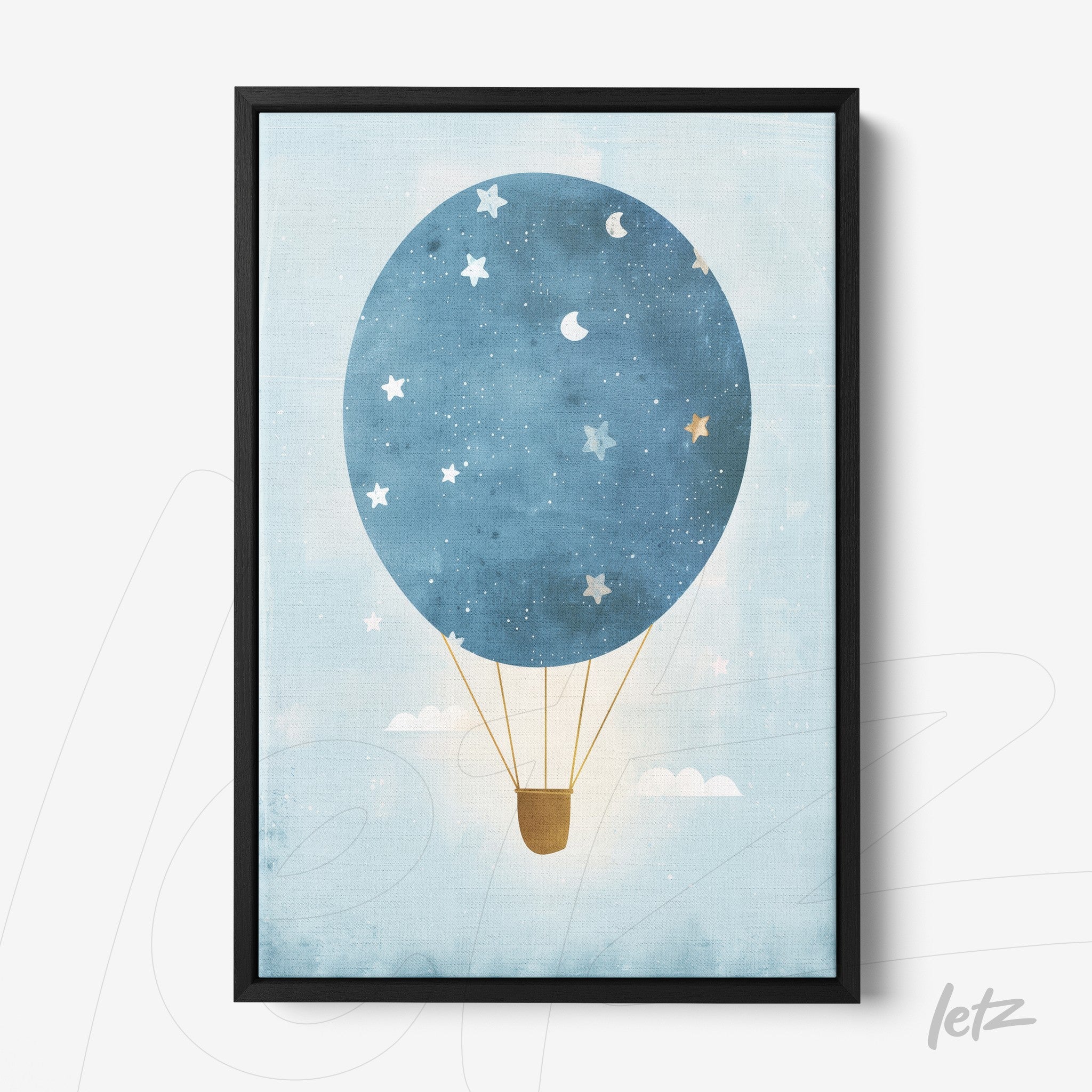 quadro com arte de balão de ar quente azul sobre fundo claro com estrelas e nuvens em moldura preta