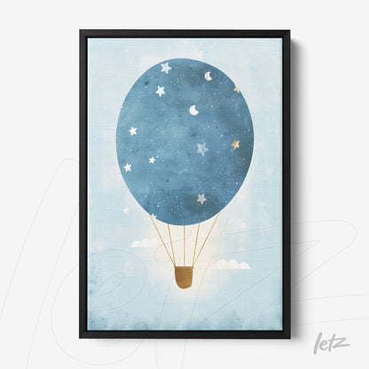quadro com arte de balão de ar quente azul sobre fundo claro com estrelas e nuvens em moldura preta