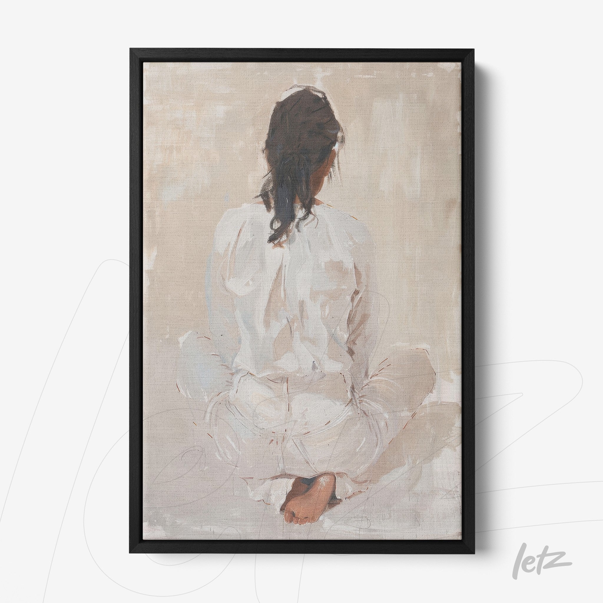 quadro com arte minimalista retratando uma figura feminina sentada de costas, com fundo em tons neutros e moldura preta