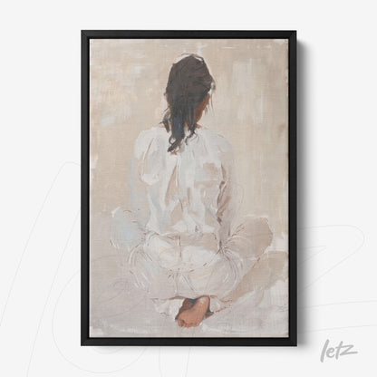 quadro com arte minimalista retratando uma figura feminina sentada de costas, com fundo em tons neutros e moldura preta
