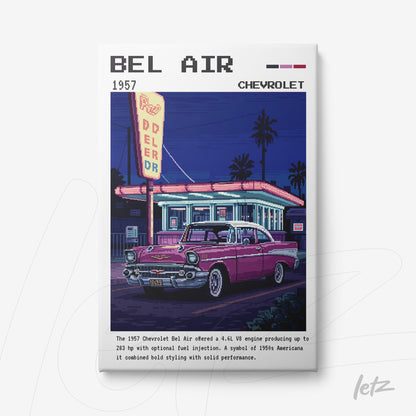 quadro com arte pixelada do carro Chevrolet Bel Air de 1957 em frente a um antigo posto de gasolina
