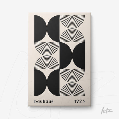 poster impresso com design abstrato em estilo bauhaus exibindo formas geométricas pretas sobre fundo cinza claro