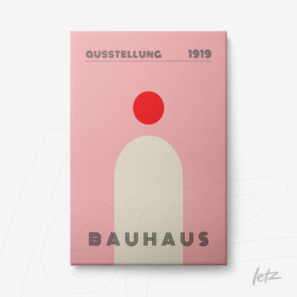 tela em canvas com arte de estilo Bauhaus, apresentando formas geométricas minimalistas em rosa e vermelho, exibida sobre fundo claro