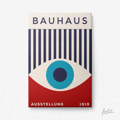 tela em canvas com arte de influência Bauhaus em cores azul, vermelho e branco com formas geométricas e texto Ausstellug 1919