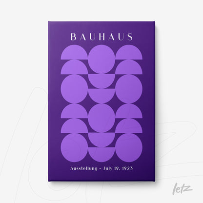 canvas com arte geométrica inspirada no movimento Bauhaus em tons de roxo sobre fundo escuro