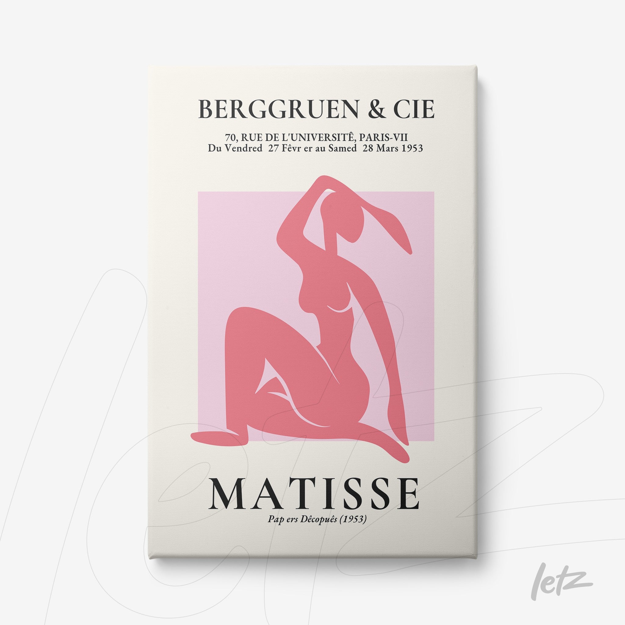 quadro com arte abstrata em tons de rosa, destacando uma figura feminina sentada, com moldura branca e fontes estilizadas em preto