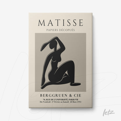 quadro com silhueta de mulher em preto sobre fundo bege, moldura clara