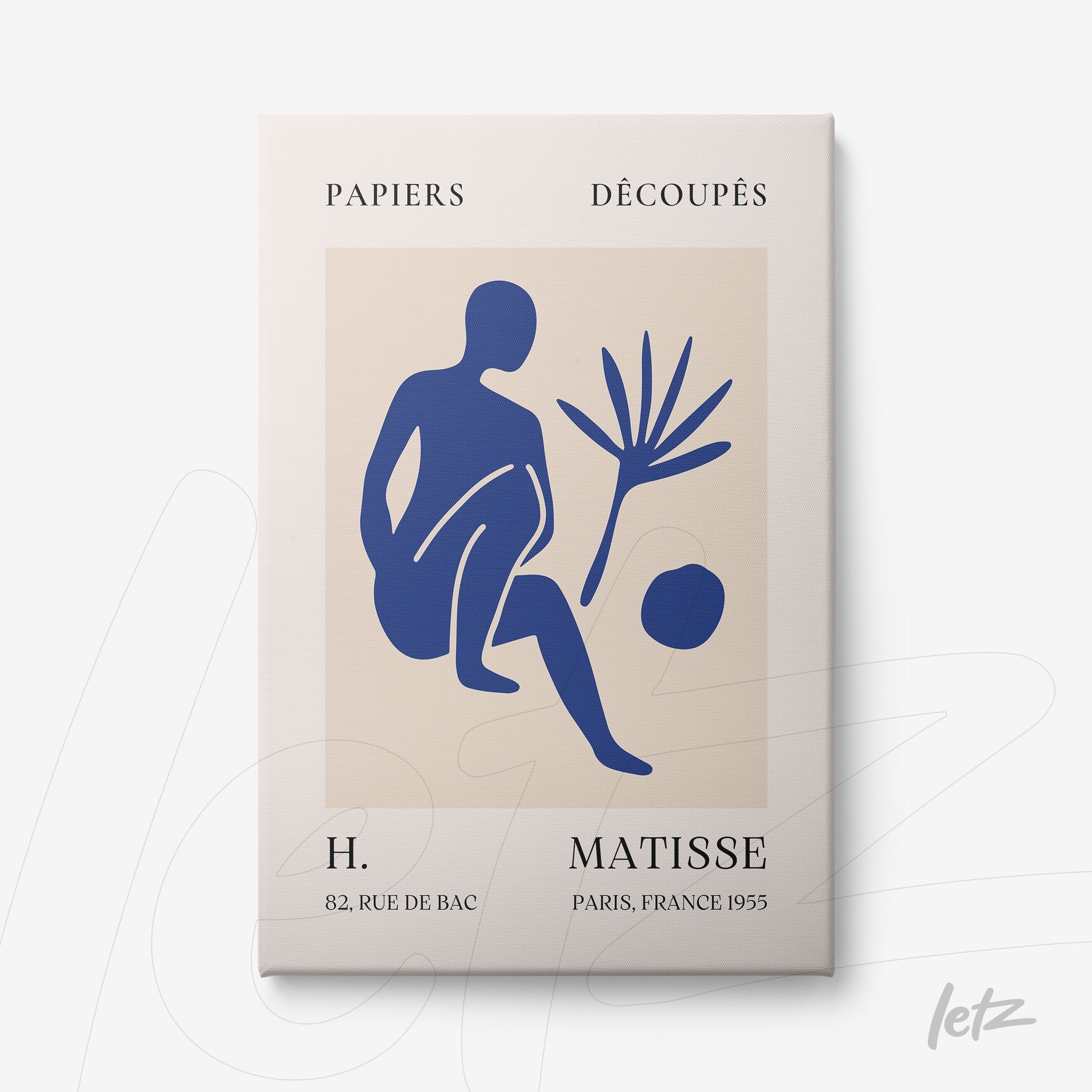 quadro com ilustração em azul de figura humana sentada ao lado de uma folha e uma bola, fundo claro e texto em tipografia simples