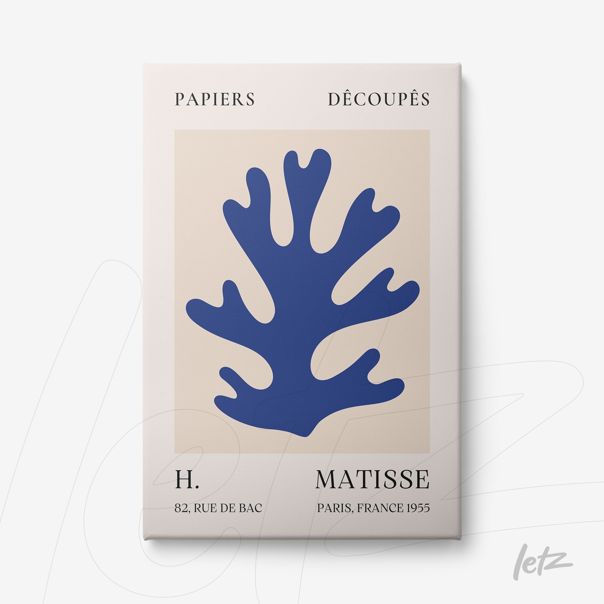 quadro com arte de recorte de papel em azul, representando um coral, no estilo minimalista com fundo bege