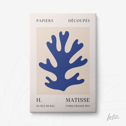 quadro com arte de recorte de papel em azul, representando um coral, no estilo minimalista com fundo bege