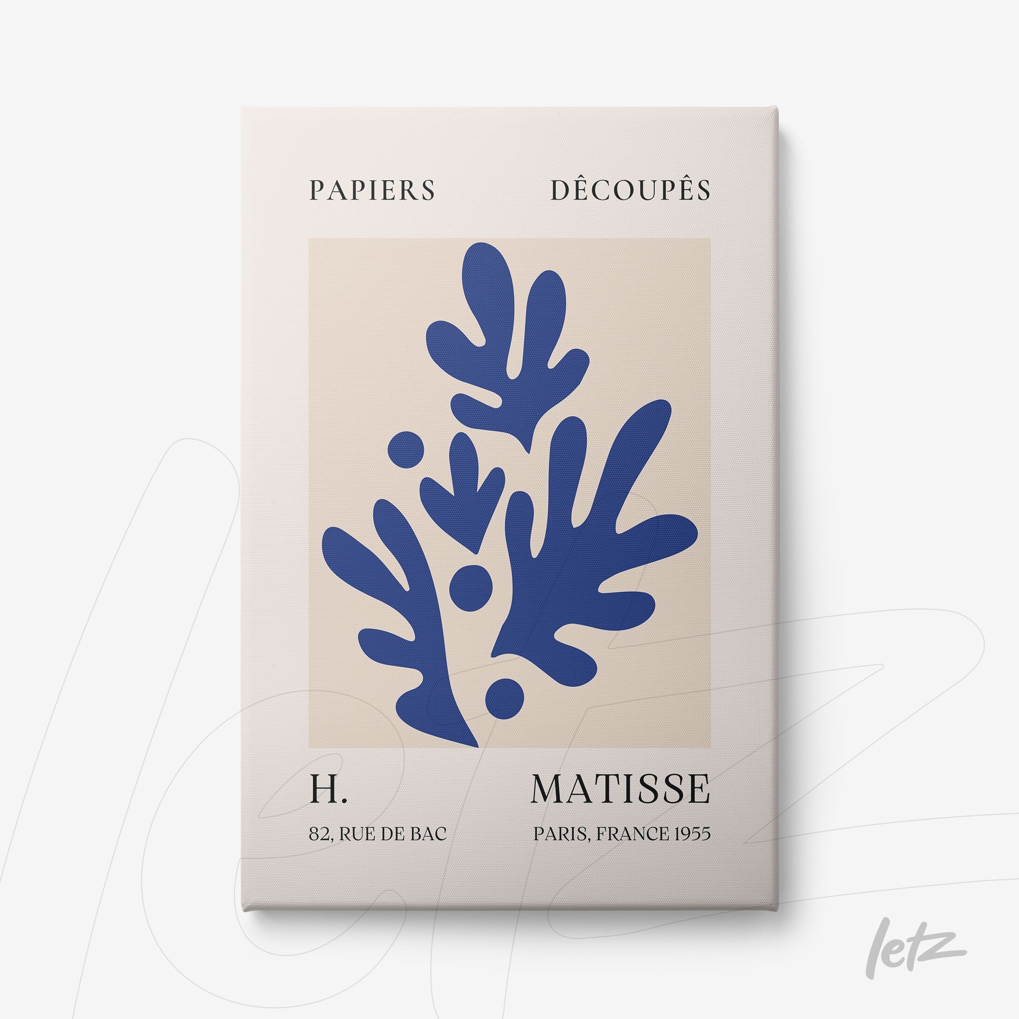 quadro com arte moderna em azul com formas orgânicas, fundo bege e moldura clara