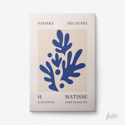 quadro com arte moderna em azul com formas orgânicas, fundo bege e moldura clara