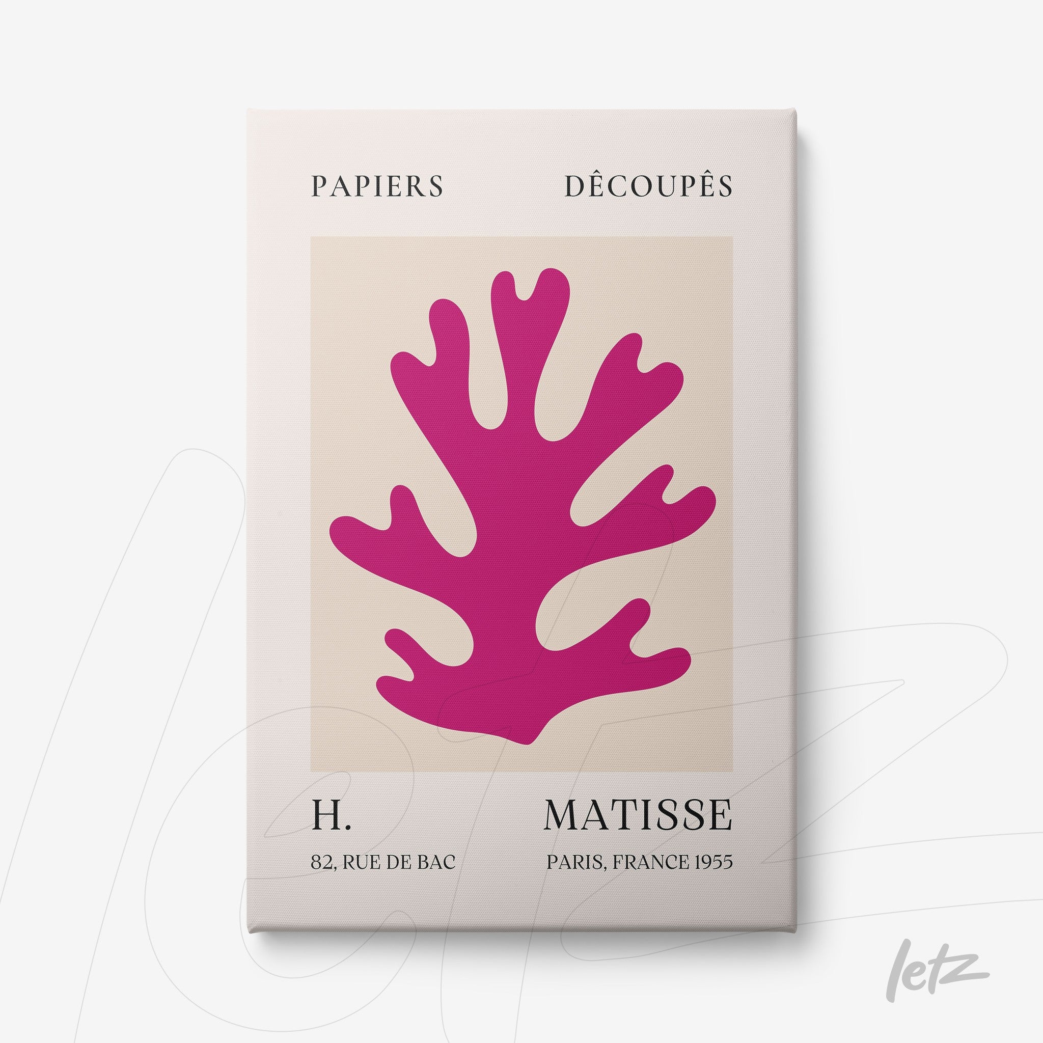 quadro com arte em recorte de papel de forma de coral rosa sobre fundo creme em moldura branca