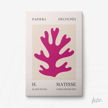 quadro com arte em recorte de papel de forma de coral rosa sobre fundo creme em moldura branca