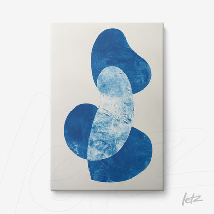 quadro em canvas com formas orgânicas em tons de azul sobre fundo claro