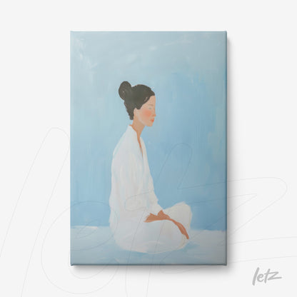 quadro em canvas com ilustração de mulher sentada em pose meditativa, fundo azul suave