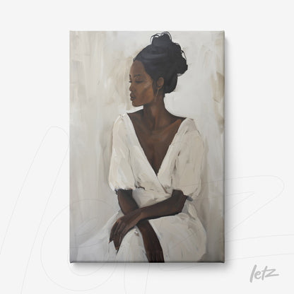 quadro em canvas de retrato feminino com mulher de pele escura vestindo vestido branco e penteado em coque, fundo abstrato em tons neutros