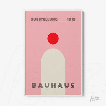 quadro com arte minimalista de inspiração Bauhaus com círculo vermelho e formas geométricas em fundo rosa claro, moldura branca