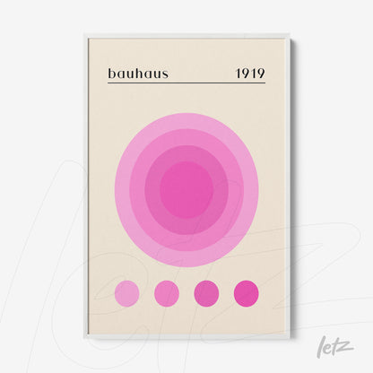 pôster com círculos concêntricos em tons de rosa emoldurado em branco, estilo bauhaus