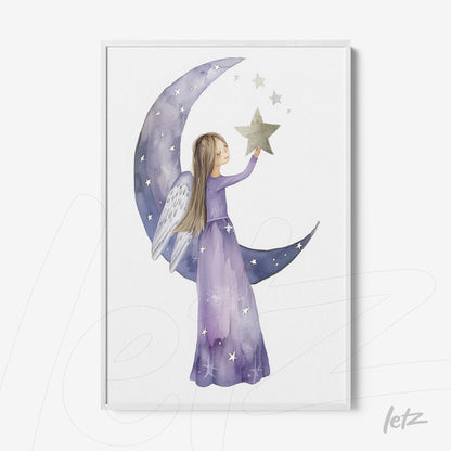 quadro com ilustração de menina com asas de anjo segurando uma estrela, em fundo com lua crescente e estrelas, moldura branca