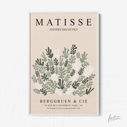 quadro com arte inspirada em papéis recortados de Matisse, apresentando folhagens verdes e brancas em fundo nude, com moldura branca