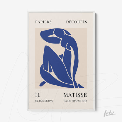 quadro com arte moderna em azul sobre fundo neutro com destaque para formas femininas curvilíneas, moldura branca