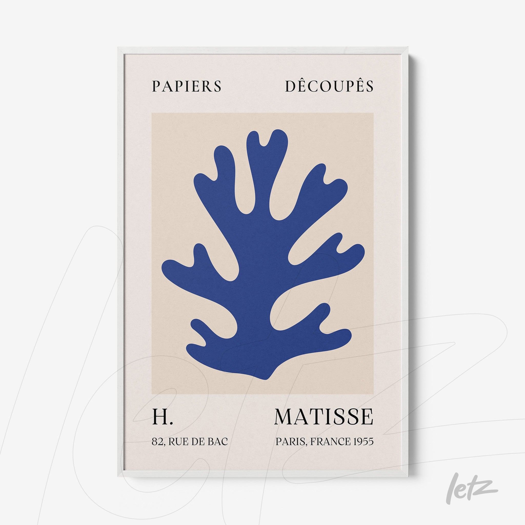 quadro com arte abstrata de recortes em azul representando uma planta sobre fundo claro, com moldura branca