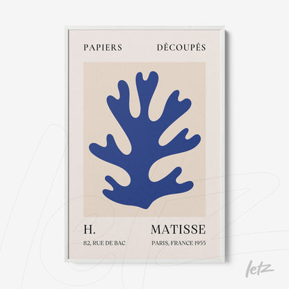 quadro com arte abstrata de recortes em azul representando uma planta sobre fundo claro, com moldura branca