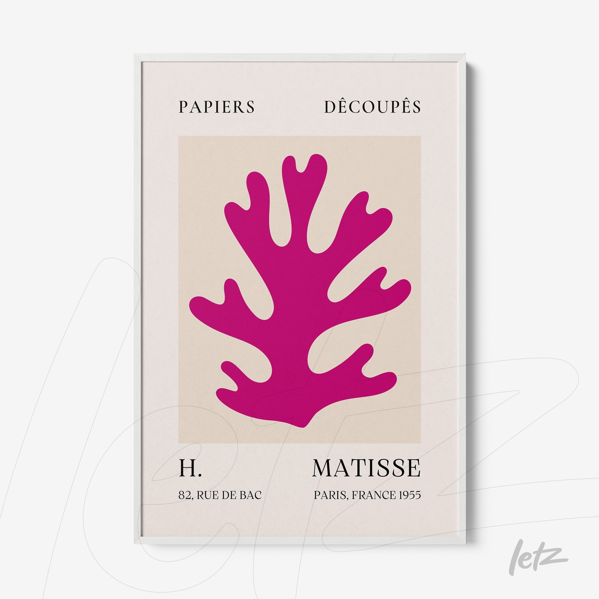 quadro com arte moderna de corais em fundo neutro, moldura branca e texto estilizado