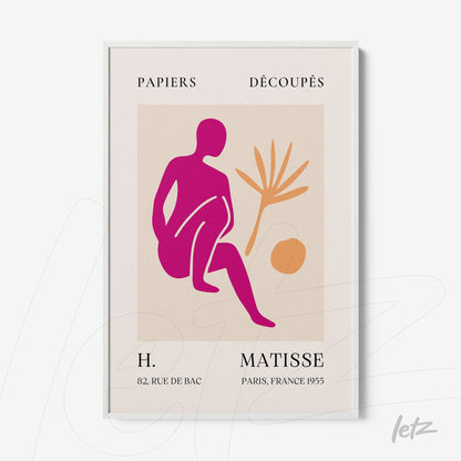 quadro com arte moderna que retrata uma figura estilizada sentada em tons de rosa e laranja, com uma planta ao fundo, apresentado em moldura branca