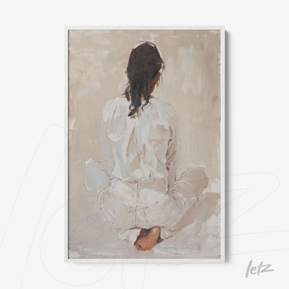 quadro com arte retratando uma mulher sentada de costas, vestindo roupas brancas sobre fundo suave em tons neutros, com moldura branca