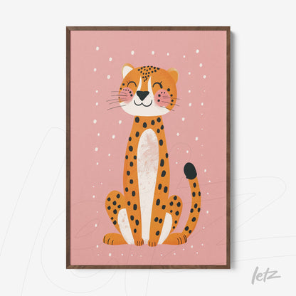 quadro com ilustração de um leopardo sorridente em fundo rosa e moldura de madeira escura