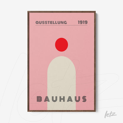 pôster com design minimalista do bauhaus em tons rosa e vermelho com moldura de madeira escura