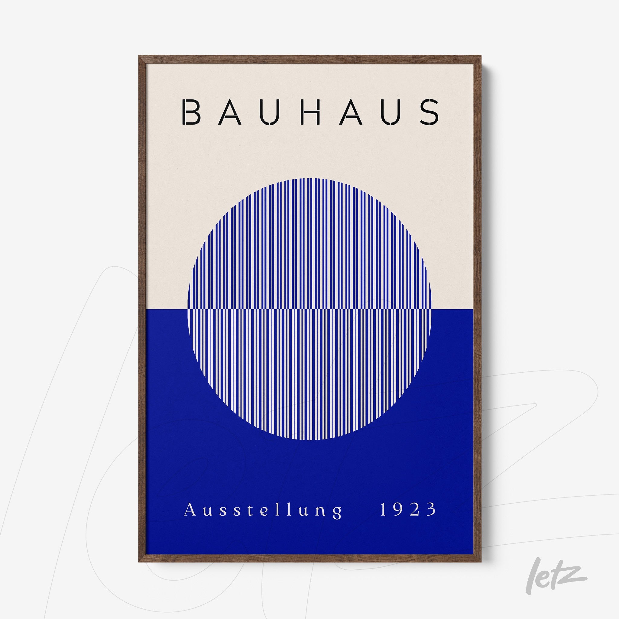 quadro exibe arte da bauhaus com círculo de linhas azul marinho e texto em fundo bege e azul