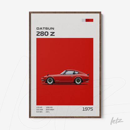quadro com arte digital de um carro Datsun 280 Z em fundo vermelho, moldura de madeira escura e detalhes de desempenho na parte inferior