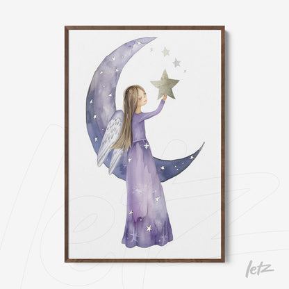 quadro com ilustração aquarelada de uma figura angelical com vestido roxo segurando uma estrela, sobre fundo lunar e moldura de madeira escura