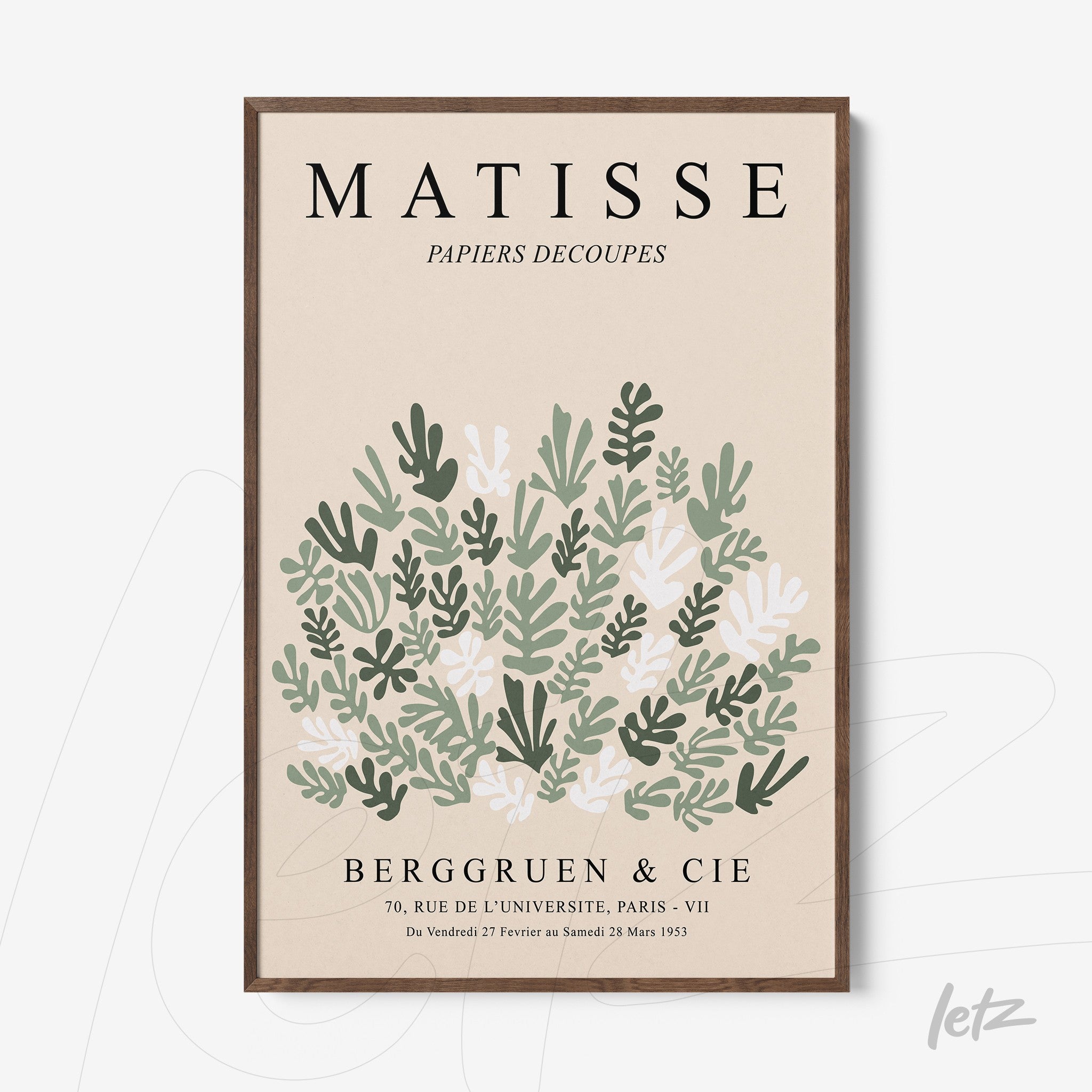 quadro com arte inspirada em Matisse, destacando formas orgânicas em verde e off-white, com moldura de madeira escura