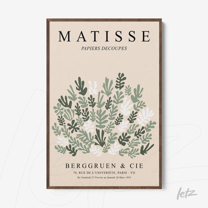 quadro com arte inspirada em Matisse, destacando formas orgânicas em verde e off-white, com moldura de madeira escura